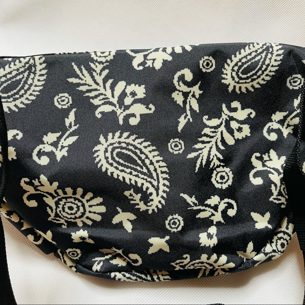 Champion| Women’s Waist Pack - Picture 6 of 6